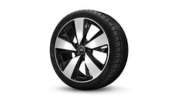 Obręcze kół ze stopu metali lekkich 8,0Jx19", 5 - ramienne, z podwójnymi ramionami w kształcie litery Y, z oponami 245/40 R19. 3-letnie ubezpieczenie opon w cenie.